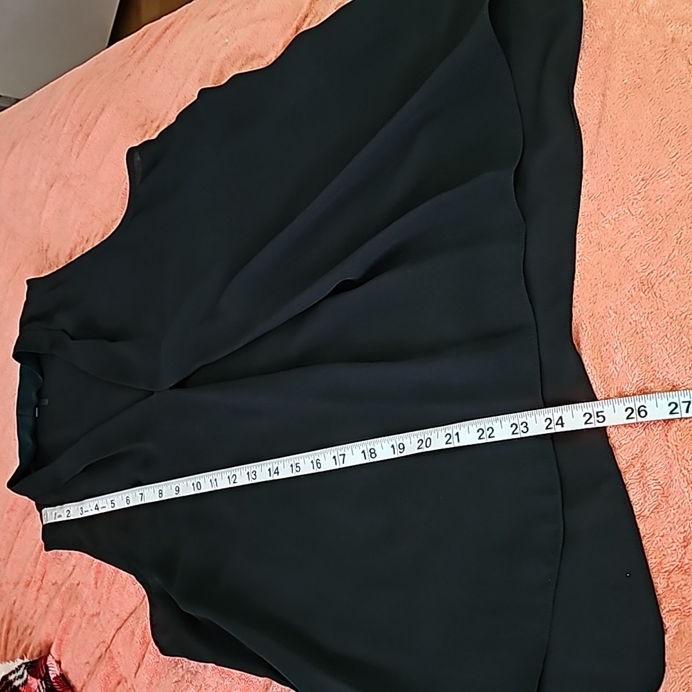 Vince Camuto's Blk breezy blouse lightens up your workweek. Sz. Small - Picture 6 of 9